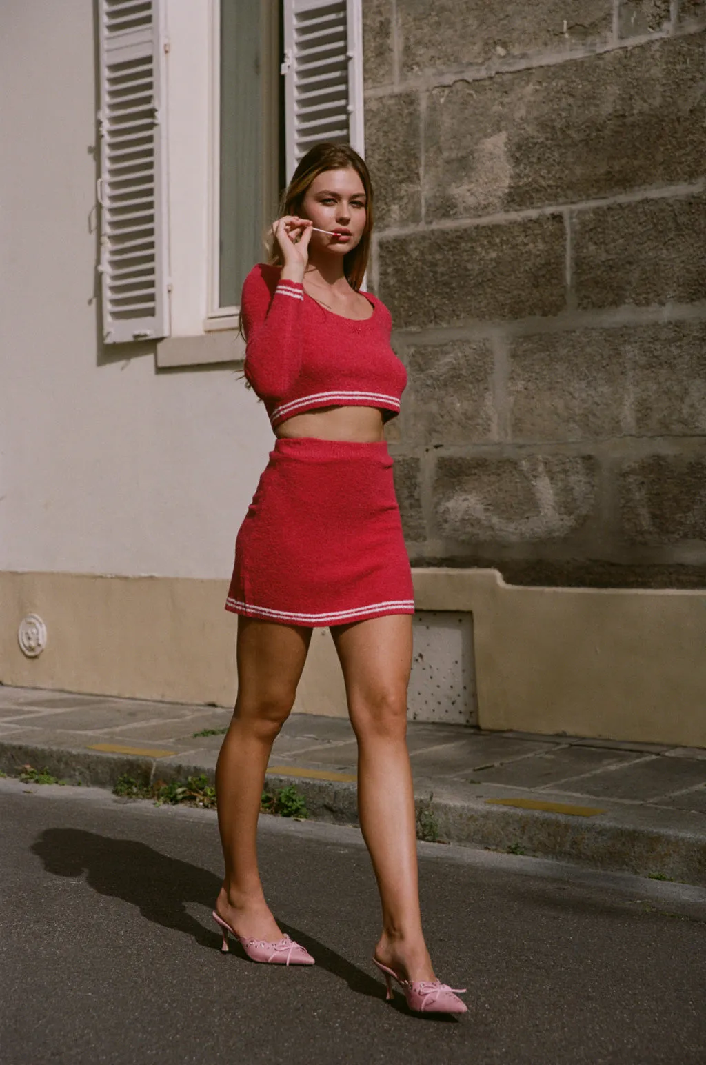 Haut raccourci en maille bouclette - cerise